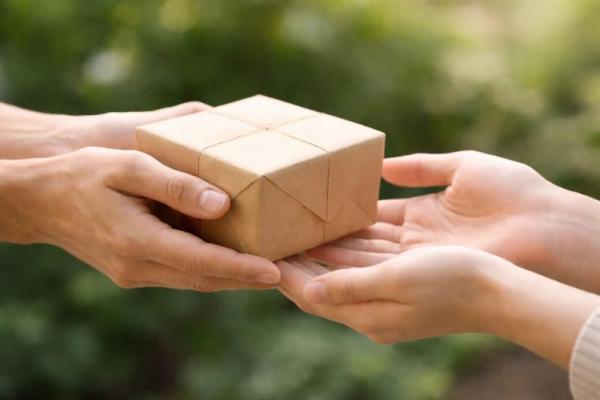 Menerima atau Menolak Pemberian, Bagaimana Hukum dan Adabnya?