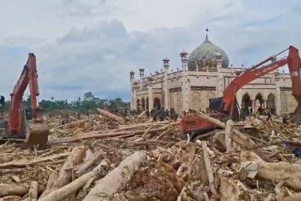 Kemenhut Perkuat Kolaborasi untuk Percepat Pembersihan Kayu Banjir Sumatra