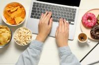 Studi: Emotional Eating Bikin Orang Pilih Junk Food Saat Stres atau Bahagia