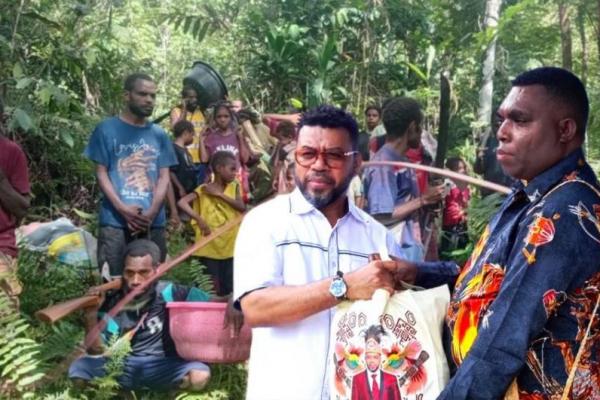 Senator Filep Salurkan Bantuan Pangan ke Pengungsi Moskona Bintuni
