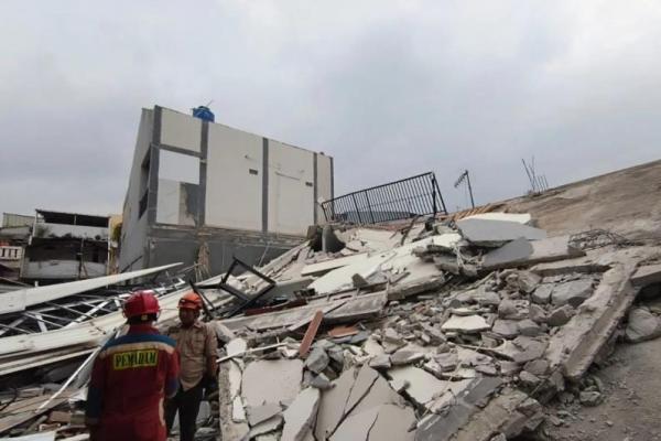 Polisi Selidiki Bangunan Parkir Ambruk di Koja