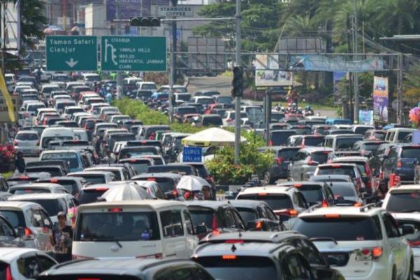 7 Barang Ini Wajib di Mobil saat Terjebak Macet Tol