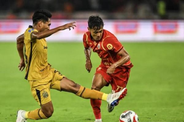 Tiga Gol ke Gawang Bhayangkara Antar Persija Naik ke Papan Atas