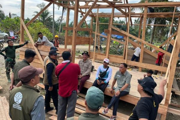 Kemenhut Manfaatkan Kayu Banjir Jadi Huntara dan Tenda Darurat