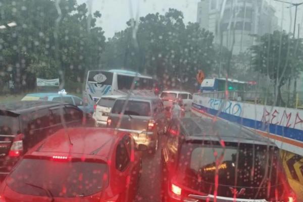 Genangan Air Ganggu Layanan Mikrotrans di Sejumlah Rute