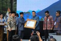 Menteri Desa PDT Yandri Susanto menyerahkan hadiah kepada para pemenang Festival Bangun Desa Bangun Indonesia dalam rangka Hari Desa Nasional (HDN) 2026 (Foto: Humas Kemendes PDT)