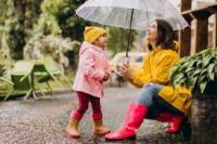 Ilustrasi mandi hujan bersama anak (foto:theasianparent)