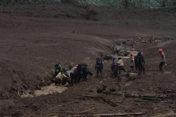 Longsor Cisarua Bandung Barat, 7 Orang Meninggal dan Ratusan Warga Hilang