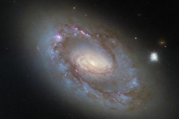 Wow! Galaksi Ini Diam-Diamm Sembunyikan Lubang Hitam Supermasif