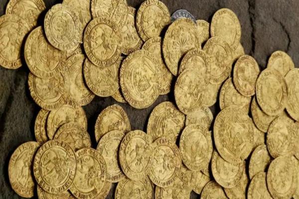 Pasutri Inggris Temukan 70 Koin Emas Abad ke-15 di Halaman Rumah