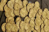 Pasutri Inggris Temukan 70 Koin Emas Abad ke-15 di Halaman Rumah