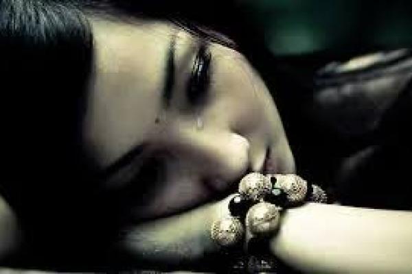 Wanita menangis seringkali di cap cengeng dan lemah. Padahal dibalik tangisan, ada rasa pedih yang tidak sanggup disampaikannya