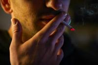 Ilustrasi seseorang sedang merokok yang mengandung nikotin (Foto: Unsplash/Reza Mehrad)