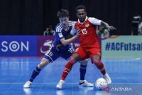 Pemain timnas futsal Indonesia, Wendy Brian Lindrey (kanan), melindungi bola dari pemain timnas futsal Jepang Shunta Uchida (kiri) pada pertandingan semifinal Piala Asia 2026 (Foto: Ant/Asprilla Dwi Adha/bar)
