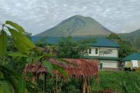 Badan Geologi Kementerian Energi dan Sumber Daya Mineral berharap masyarakat dan wisatawan tidak mendekati kawah Tompaluan-Gunung Lokon, di Kota Tomohon, Sulawesi Utara (Foto: ANTARA/Karel A Polakitan)