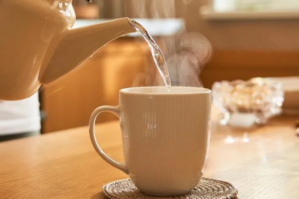 5 Dampak Positif Rutin Minum Air Hangat yang Jarang Disadari