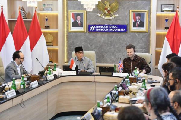 Mendes Yandri Terima 15 CEO Asal Inggris Bahas Listrik dan Investasi Desa