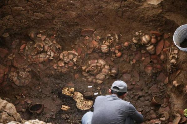 Arkeolog Temukan Makam Kuno Berisi Emas dan Artefak di Panama