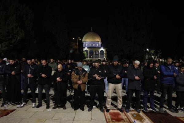 Lewati Penjagaan Ketat, 50 Ribu Warga Palestina Tarawih di Al-Aqsa
