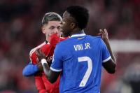 Winger Benfica, Gianluca Prestianni (baju merah) adu mulut dengan penyerang Real Madrid, Vinicius Junior (baju biru) (Foto: Getty Images)