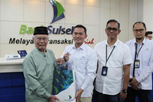 Komisaris Independen TASPEN Tinjau Langsung Penyerahan THR di Makassar