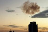 Asap mengepul usai pertahanan udara Bahrain mencegat drone Iran (Foto: Reuters)