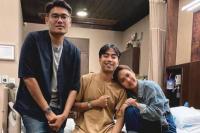 Vidi Aldiano saat menjalani perawatan di rumah sakit dan dijenguk Bunga Citra Lestari. (Foto: Jurnas/Instagram). 