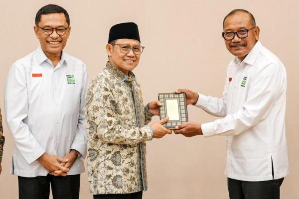 Menko PM Wakafkan 2.000 Mushaf Al-Quran untuk Perkuat Pemberdayaan Santri
