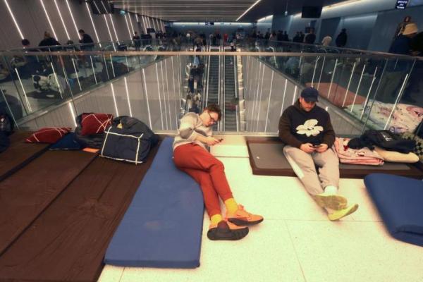 Dampak Serangan Iran, Warga Israel Mengungsi ke Stasiun Bawah Tanah