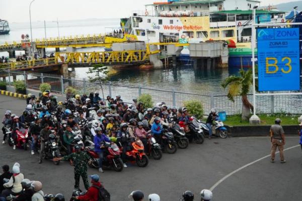 Arus Balik, Ribuan Kendaraan Mengalir ke Pelabuhan Ketapang Menuju Bali