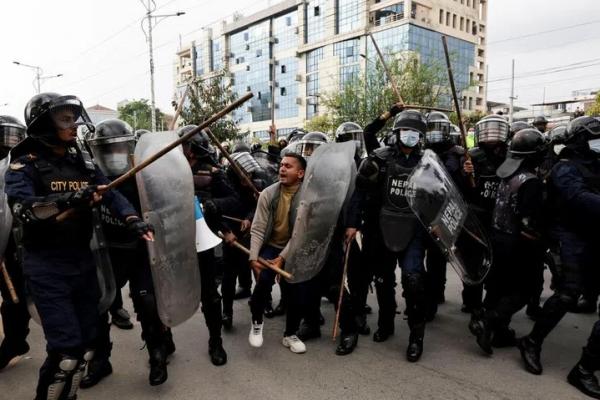 Ratusan Demonstran Tuntut Pembebasan Mantan PM Nepal