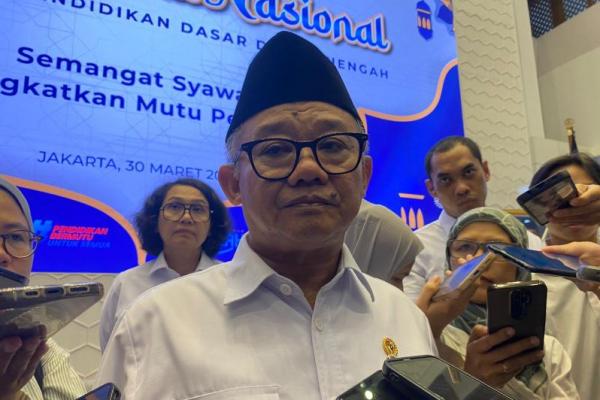 Krisis Migas Global, Mendikdasmen Ajak Siswa Jalan Kaki ke Sekolah