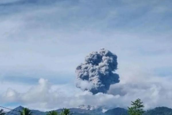 Gunung Dukono Kembali Erupsi, Lontarkan Abu Vulkanik 1.600 Meter