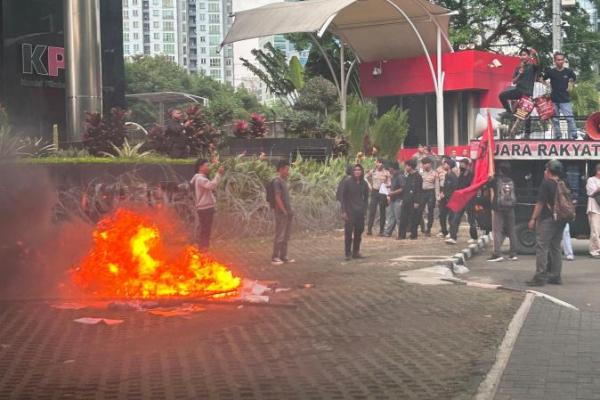 Massa Bakar Spanduk di KPK, Tuntut Usut Dugaan Korupsi Impor Mobil Pikap