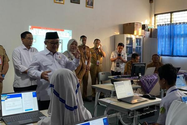 Mendikdasmen Tinjau Hari Pertama TKA SMP di Tangerang