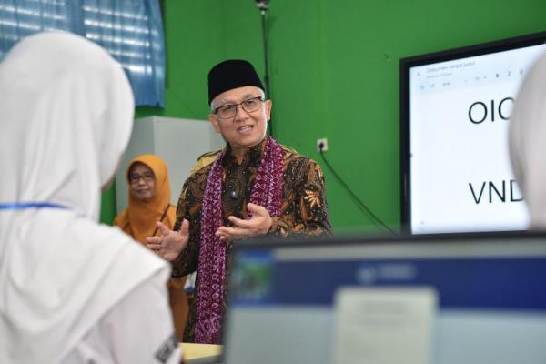 Wamendikdasmen Pastikan TKA SMP Hari Pertama di Serang Berjalan Lancar