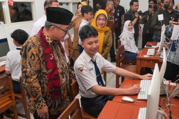 Tinjau TKA di SMPN 1 Surabaya, Mendikdasmen Ingatkan Hal Ini
