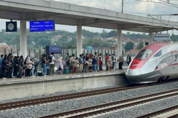 Berpotensi Merusak, KCIC Kecam Penumpang Tahan Pintu Whoosh