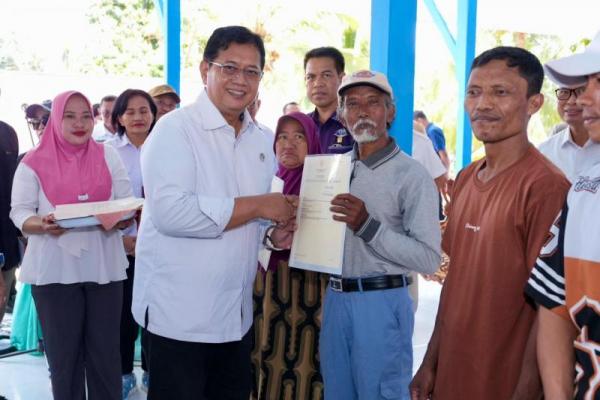 Pesan Wamentrans Saat Serahkan SHM Transmigran: Lahannya Jangan Dijual