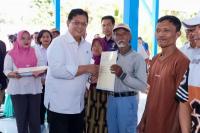 Pesan Wamentrans Saat Serahkan SHM Transmigran: Lahannya Jangan Dijual