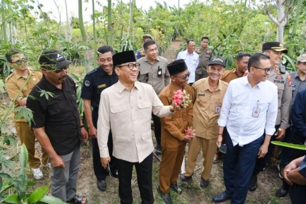 Kunjungi Desa Buah Naga Lenyek, Mendes PDT Dukung Pengembangan Desa Tematik