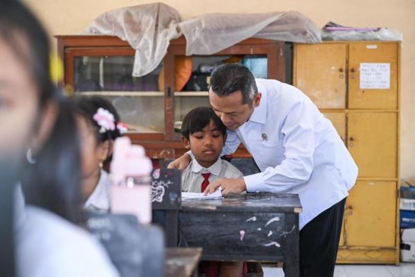 Wamendikdasmen Tinjau Langsung Persiapan TKA SD di Mataram