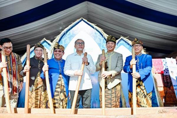 Mendes Yandri Tinjau Pameran Potensi Desa di Puncak HUT ke-68 Lombok Barat