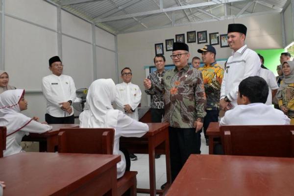 Mendikdasmen Resmikan 26 Kelas Darurat di Sumatra Barat