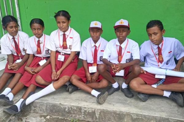 Kisah Murid dan Guru Papua Tempuh 6 Jam Demi Ikut TKA