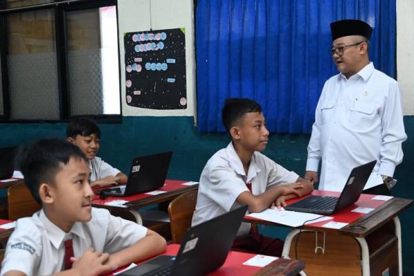 Mendikdasmen Tinjau Langsung Pelaksanaan TKA Jenjang SD di Tangerang