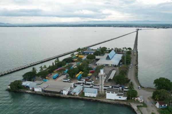 ASDP Salurkan Bansos dan Gelar Pelatihan Kewirausahaan Masyarakat Bajoe