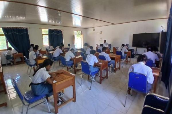 Berkat Revitalisasi, Siswa di NTT Tak Lagi Belajar di Tanah