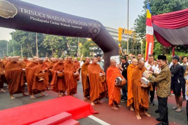 Gema Waisak, Menag Sebut Pindapata Ajarkan Kesederhanaan dan Kebijaksanaan