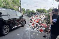 Warga Keluhkan Bau Busuk Sampah Nyaris Tutup Akses Jalan di Benhil